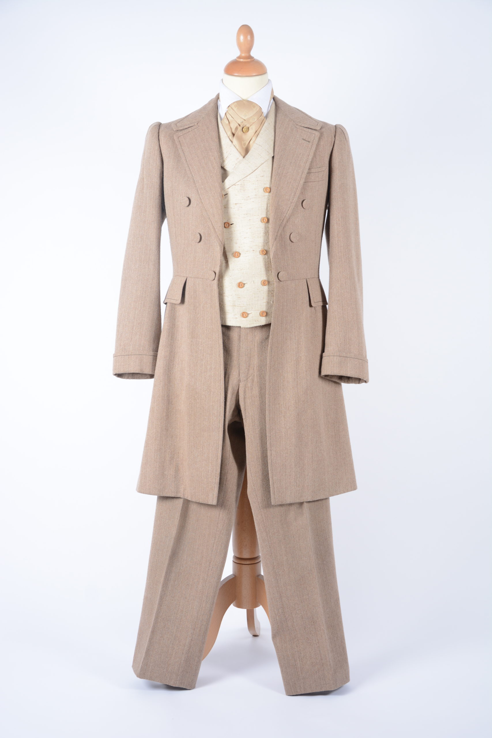 Rodingote homme 1890 Vêtement, manteau ajusté à la taille et à longues basques, porté aussi bien par les hommes que par les femmes.