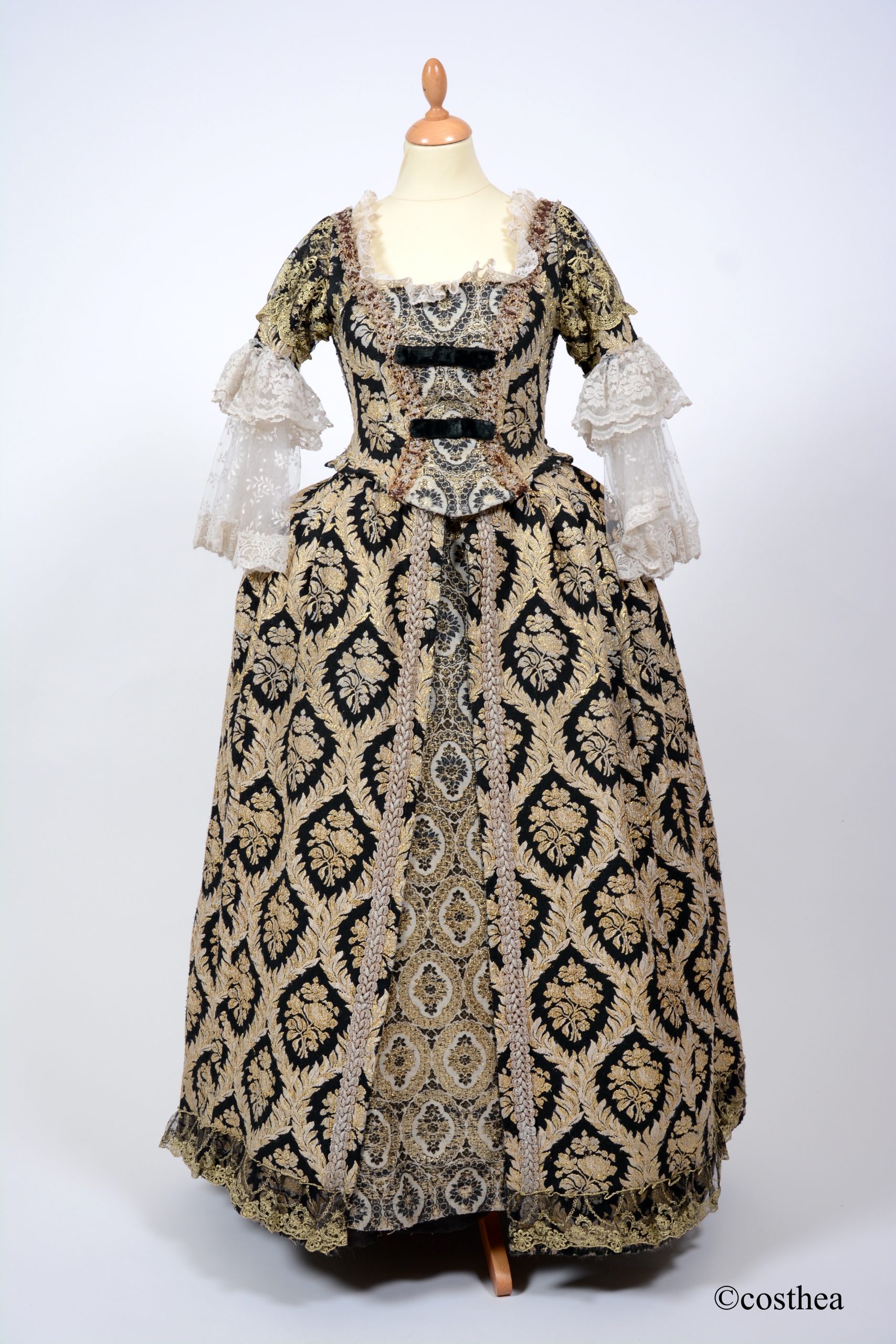 Robe 18 siècle Damasé or/noir