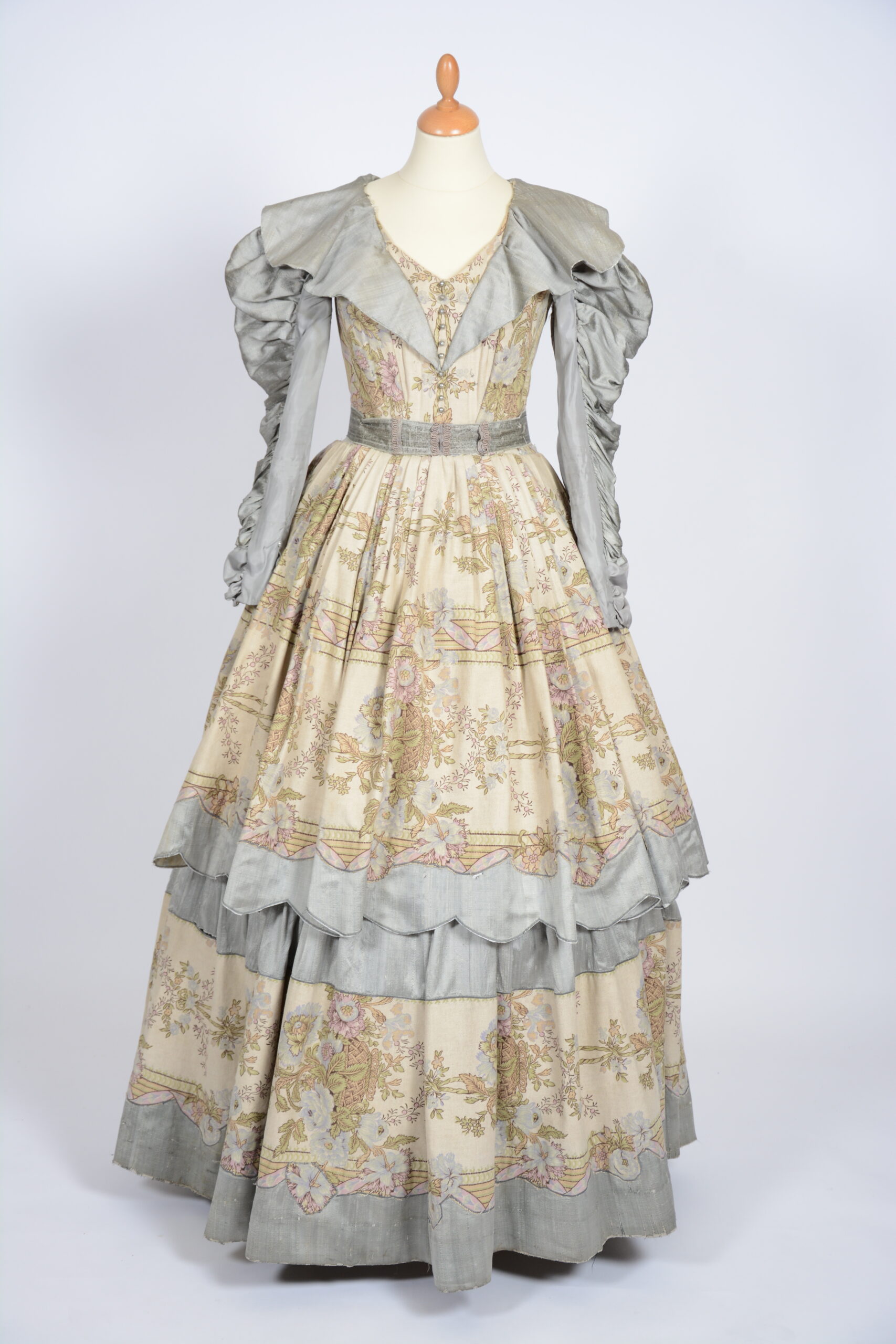 Robe Empire avec motif à fleur.