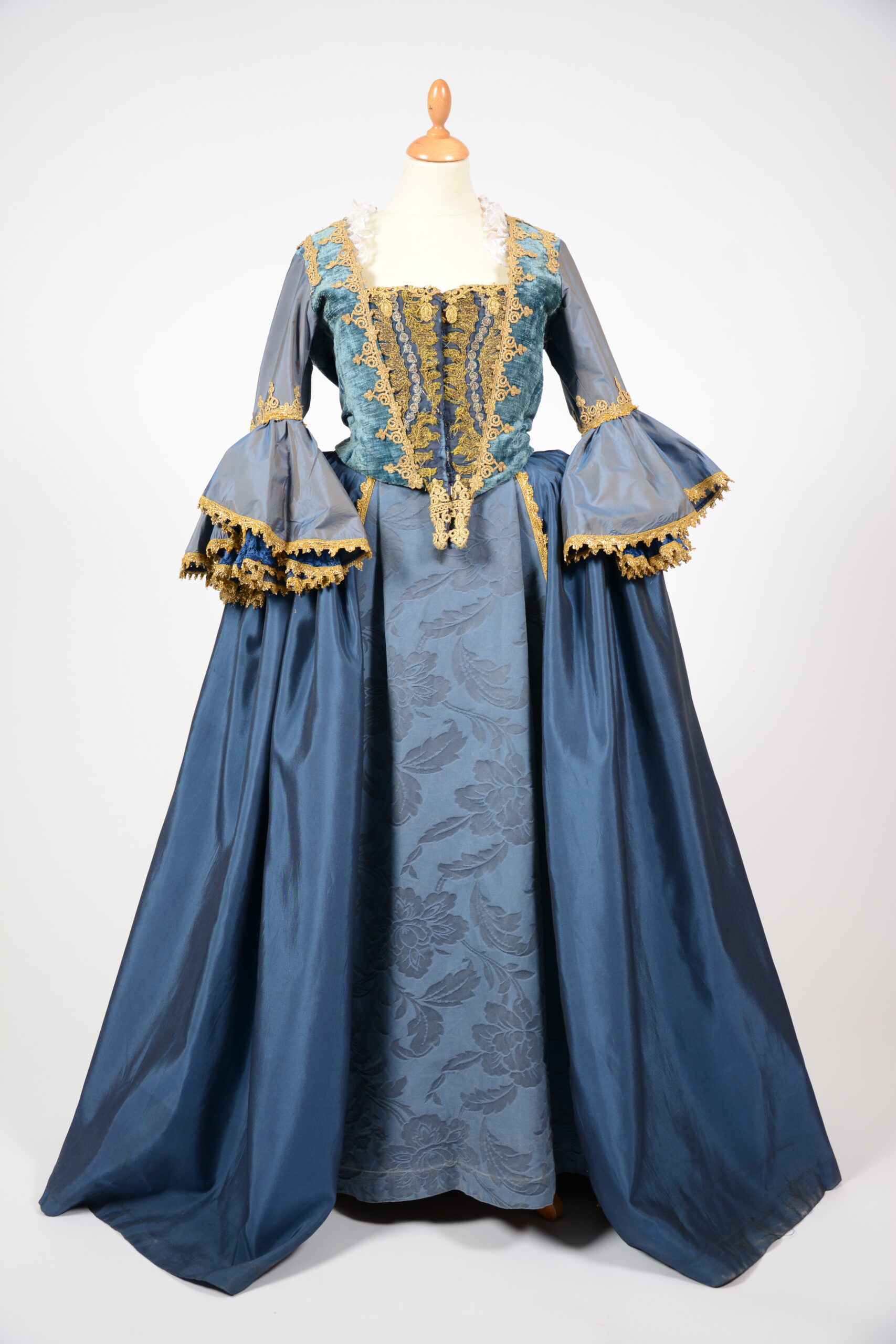 Évoluant à partir de la robe de chambre informelle (contouche, puis robe battante) dans les années 1730, la robe à la française garde un air confortable grâce aux plis Watteau (nommés d